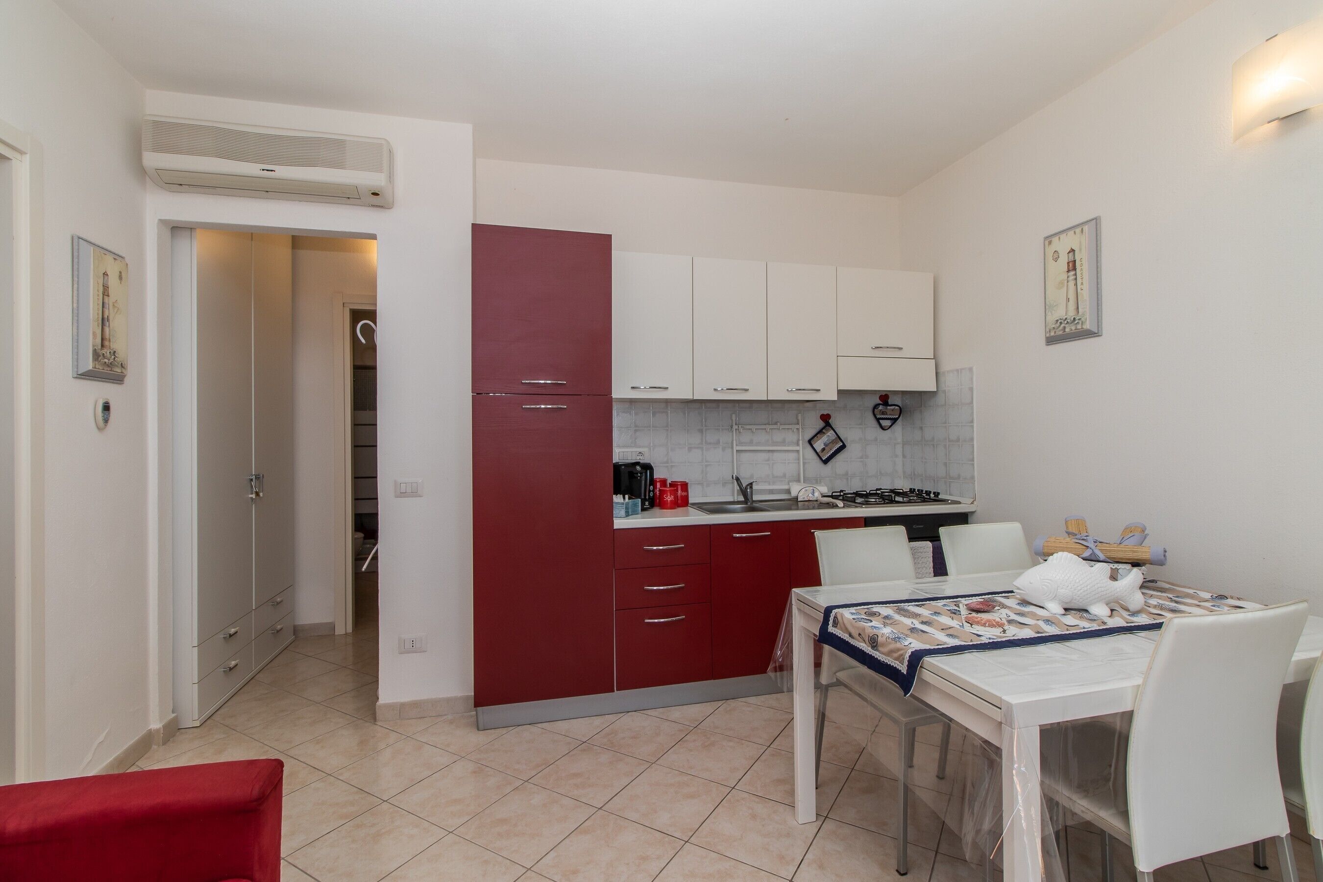 Køleskab, kogeplade, kaffe-/temaskine, køkkentøj/tallerkener/redskaber