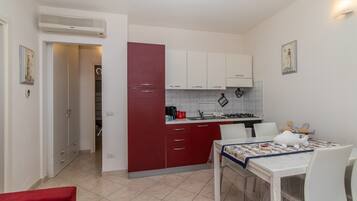 Køleskab, kogeplade, kaffe-/temaskine, køkkentøj/tallerkener/redskaber