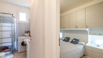 2 chambres, fer et planche à repasser, Wi-Fi gratuit, draps fournis