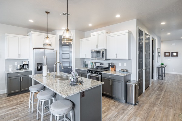 Kühlschrank, Mikrowelle, Ofen, Herdplatte