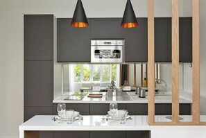 Fridge, microwave, stovetop, dishwasher