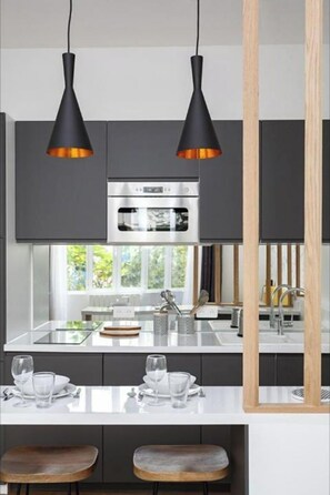 Kühlschrank, Mikrowelle, Herdplatte, Geschirrspüler