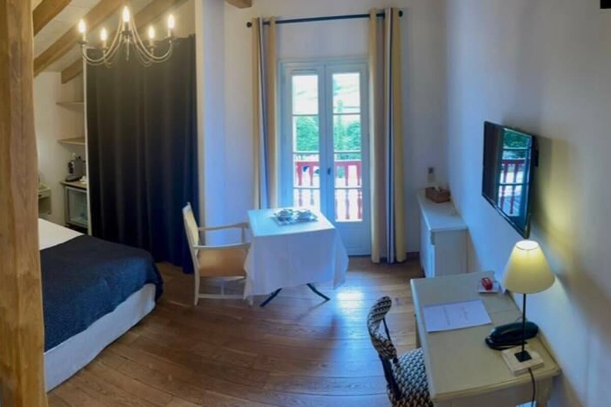 Habitación Confort | Ropa de cama de alta calidad, minibar, caja fuerte y escritorio