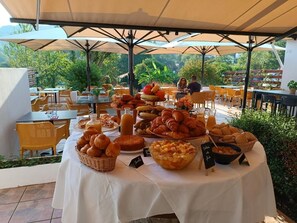 Colazione continentale, servita tutte le mattine (17 EUR a persona) 