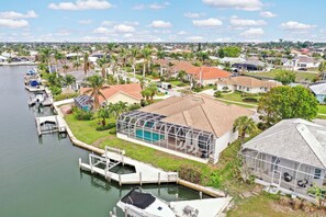 Un quartier résidentiel avec des maisons, un quai et une piscine.