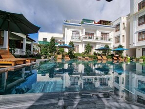 Hồ bơi ngoài trời 