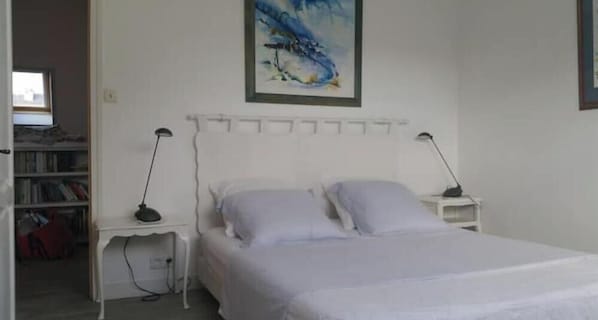3 chambres, bureau, fer et planche à repasser, lit de bébé portatif