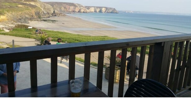Ein Balkon mit Blick auf Strand und Klippen.