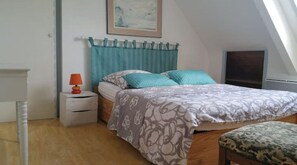 3 bedrooms, desk, iron/ironing board, travel crib