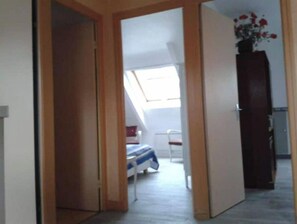 3 chambres, bureau, fer et planche à repasser, lit parapluie