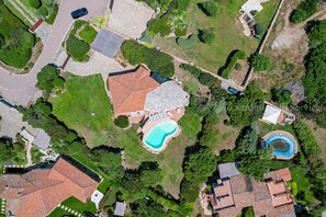 An aerial view of a residential area with multiple houses, a swimming pool, and a small garden. - Villa Corallina - Porto Cervo (Porto Cervo)
