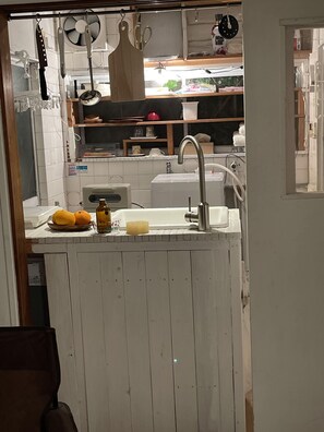 Fridge, oven, stovetop, electric kettle
