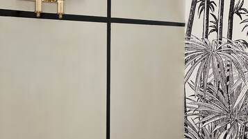 Biancheria da letto di alta qualità, copriletto in piuma, una scrivania