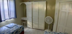 2 bedrooms, WiFi, bed sheets - Jan's Villa - 2 bedroom apartment - 5 min from the beach (Douglas)