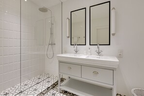 Family Apartment, 2 Bedrooms, Balcony, River View | Bathroom - Flatbook City Center SPA  Chmielna 73 (Gdansk)