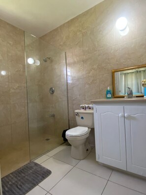Handtücher, Seife, Toilettenpapier