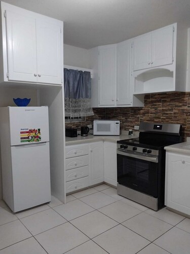 Oistins 2 Bed Apartment with AC Near Miami Beach & Oistins.