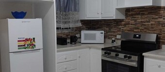 Oistins 2 Bed Apartment with AC Near Miami Beach & Oistins.