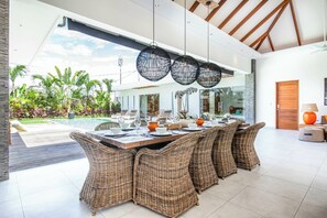 Outdoor dining - Canggu 400m to Beach Escape 4br Designer villa (Canggu)