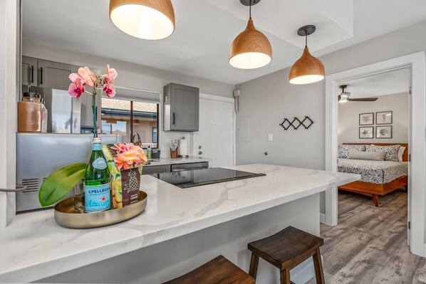 Refrigerador, microondas, horno y parrilla de estufa 