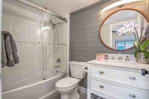 Baignoire, séchoir à cheveux, serviettes fournies, shampooing