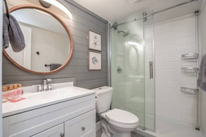 Baignoire, sèche-cheveux, serviettes fournies, shampoing