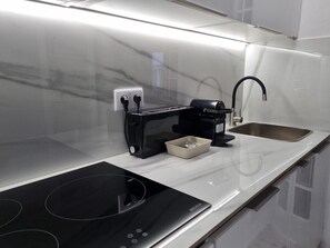 Réfrigérateur, micro-ondes, lave-vaisselle, cafetière/bouilloire
