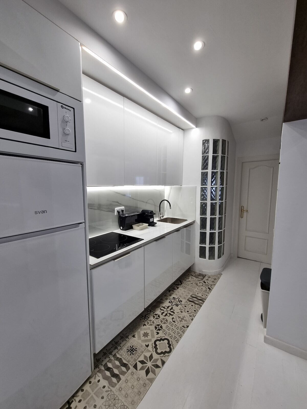 Réfrigérateur, micro-ondes, lave-vaisselle, cafetière/bouilloire