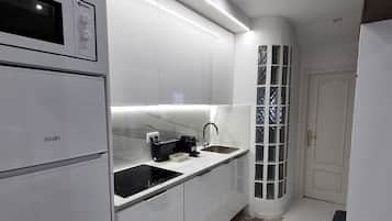 Fridge, microwave, dishwasher, coffee/tea maker