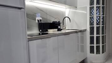 Kylskåp, mikrovågsugn, diskmaskin och kaffe- och tebryggare