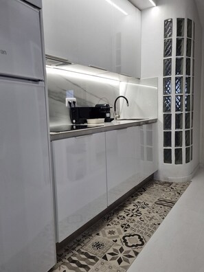 Frigorífico, microondas, lavavajillas y cafetera o tetera