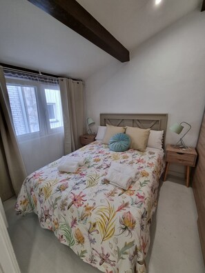 Tabla de planchar con plancha, wifi gratis, ropa de cama