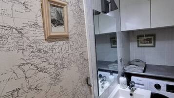 Een douche, handdoeken