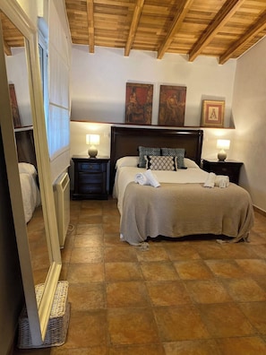 1 habitación, tabla de planchar con plancha, wifi gratis y ropa de cama 