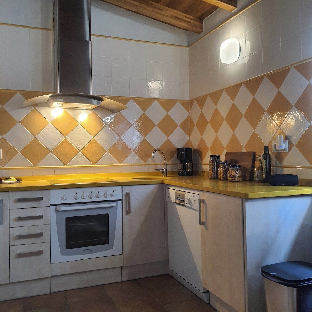 Een koelkast, een magnetron, een oven, een vaatwasser