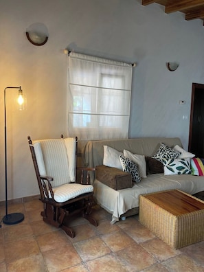 Een televisie en een open haard