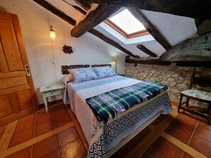 1 slaapkamer, een strijkplank/strijkijzer, beddengoed