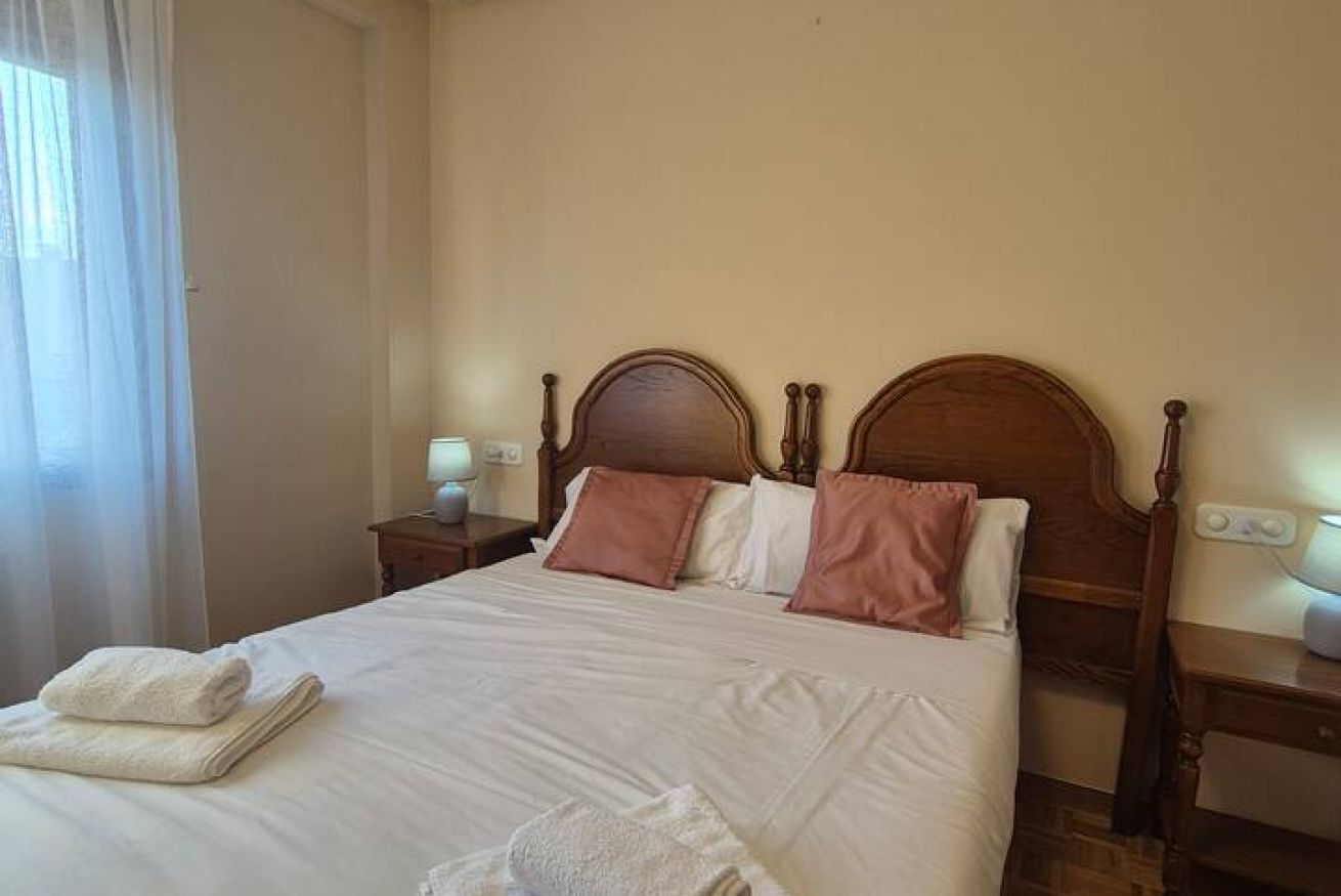 1 chambre, fer et planche à repasser, draps fournis