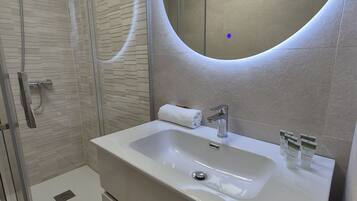 Een bad, een haardroger, handdoeken