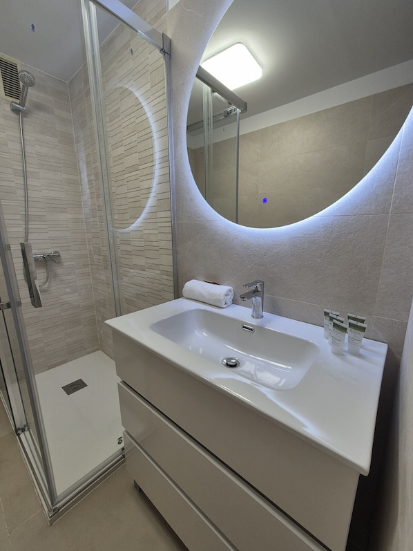 Badewanne, Haartrockner, Handtücher