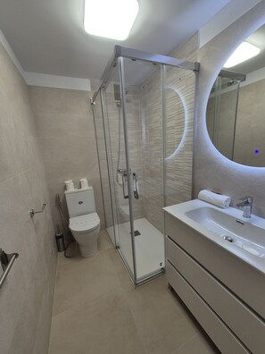 Bathtub, hair dryer, towels