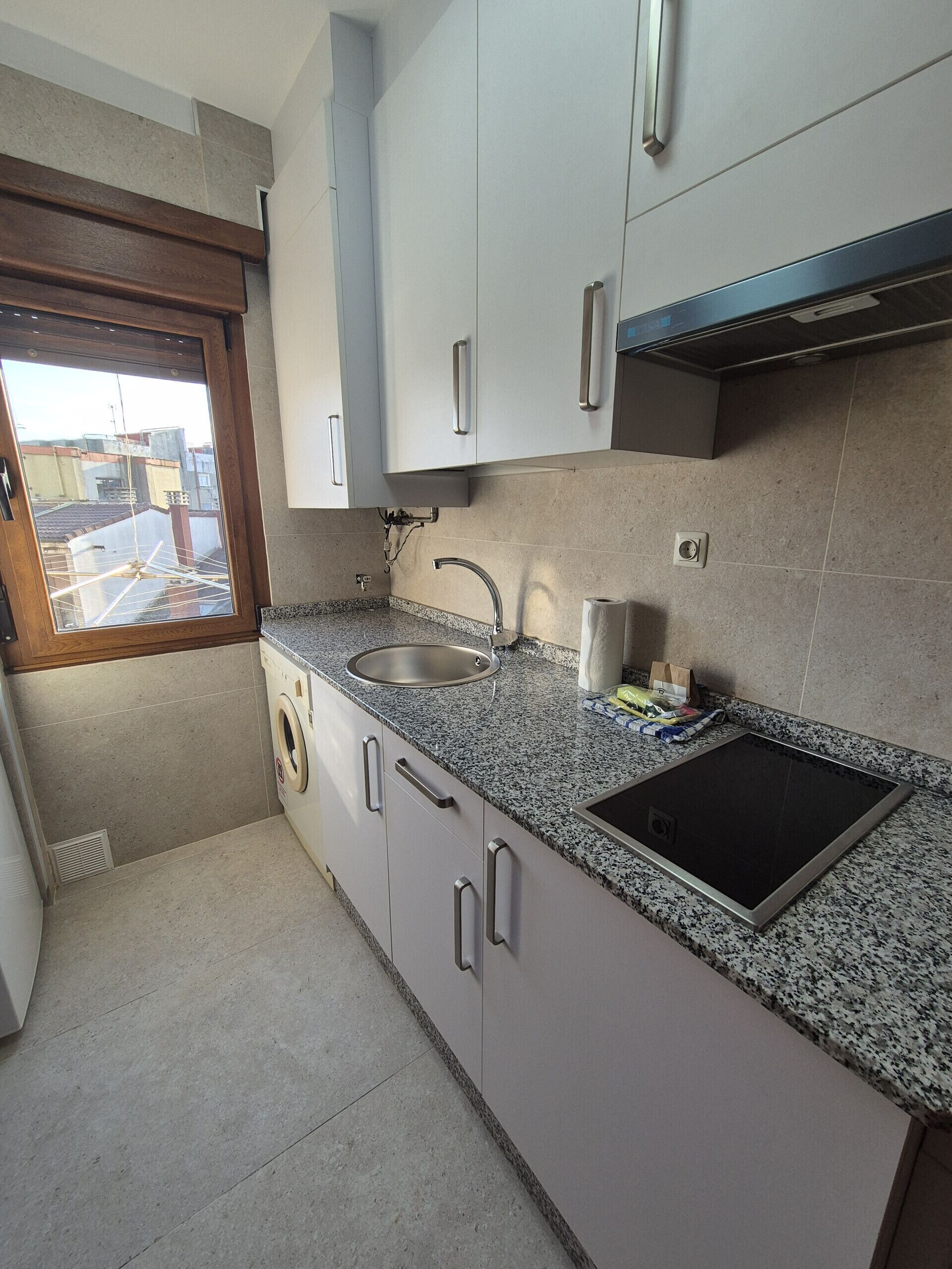 Refrigerador, microondas, horno y cafetera y tetera 