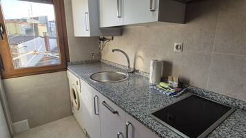 Refrigerador, microondas, horno y cafetera y tetera