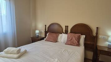 1 habitación, tabla de planchar con plancha y ropa de cama