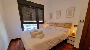 Tabla de planchar con plancha, wifi gratis y ropa de cama 