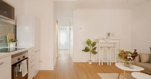 Jääkaappi, mikroaaltouuni, uuni, kahvin-/teenkeitin