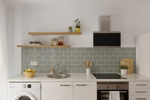 Fridge, microwave, oven, coffee/tea maker