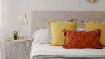 Tabla de planchar con plancha, wifi gratis, ropa de cama