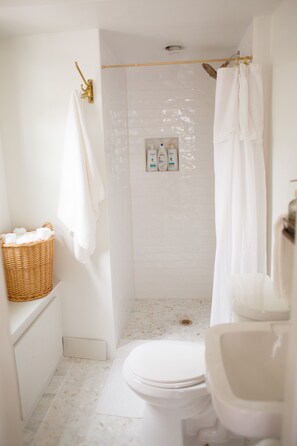 Douche, sĂšche-cheveux, serviettes fournies, savon