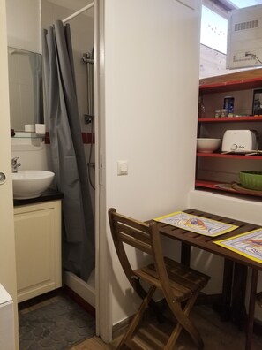 Shower, eco-friendly toiletries, hair dryer, towels